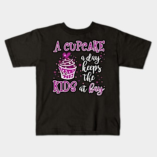 A cupcake a day keeps the kids at bay | DW Kids T-Shirt